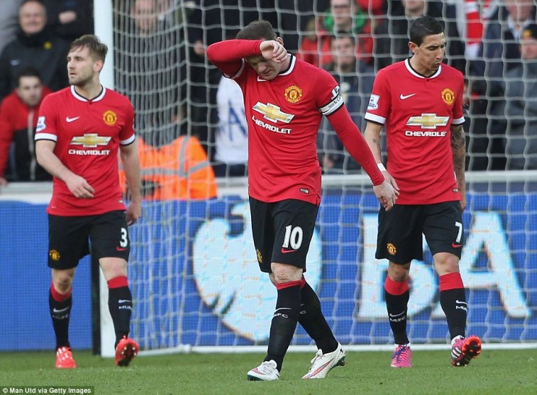 25E91ECF00000578-2962915-_L_R__Luke_Shaw_Rooney_and_Di_Maria_look_dejected_as_they_head_b-m-122_1424534883763